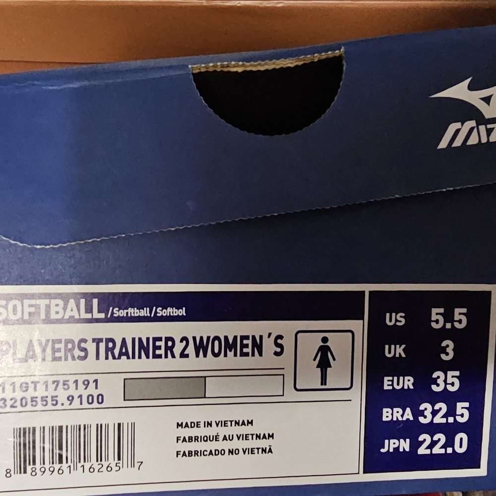 NIB Womens Softball Cleats